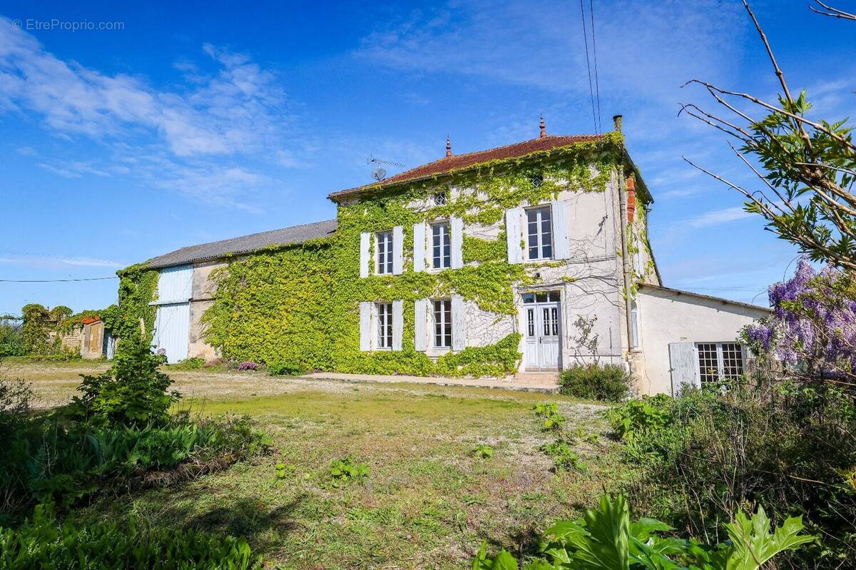 Maison à LIGNIERES-SONNEVILLE