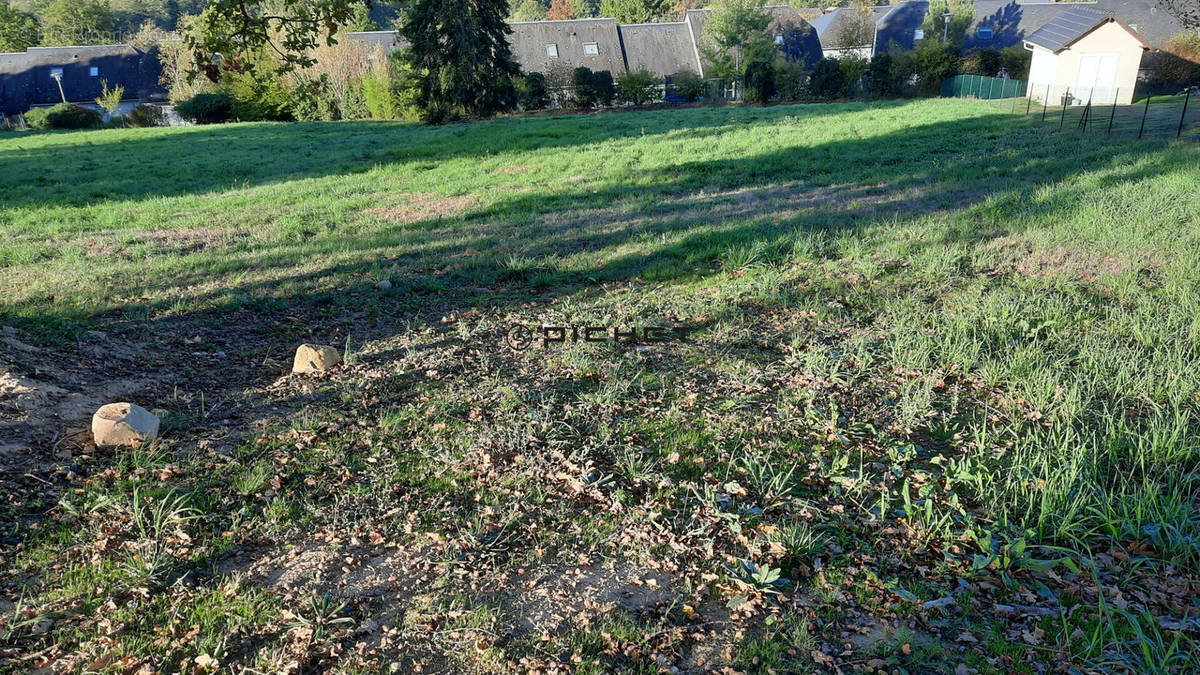 Terrain à DONZENAC