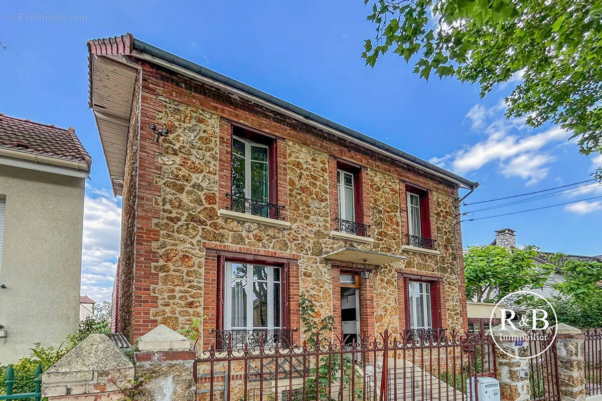 Maison à LES CLAYES-SOUS-BOIS