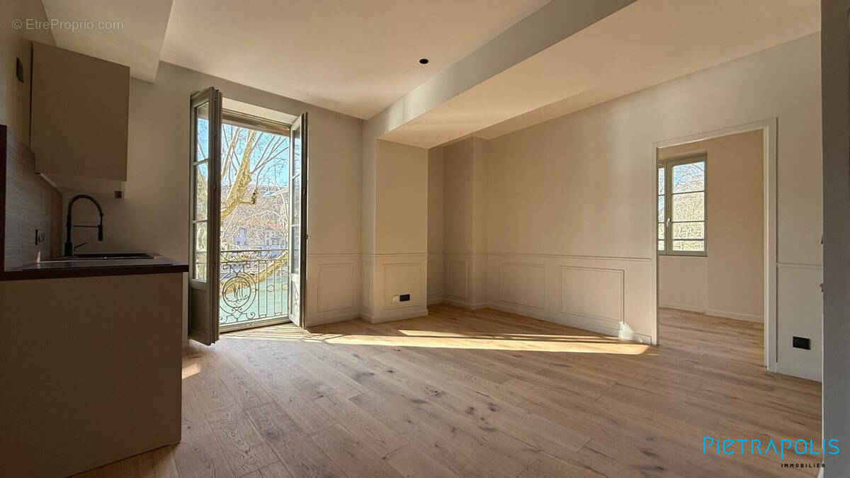 Pièce de vie lumineuse avec moulures - Appartement à LYON-4E