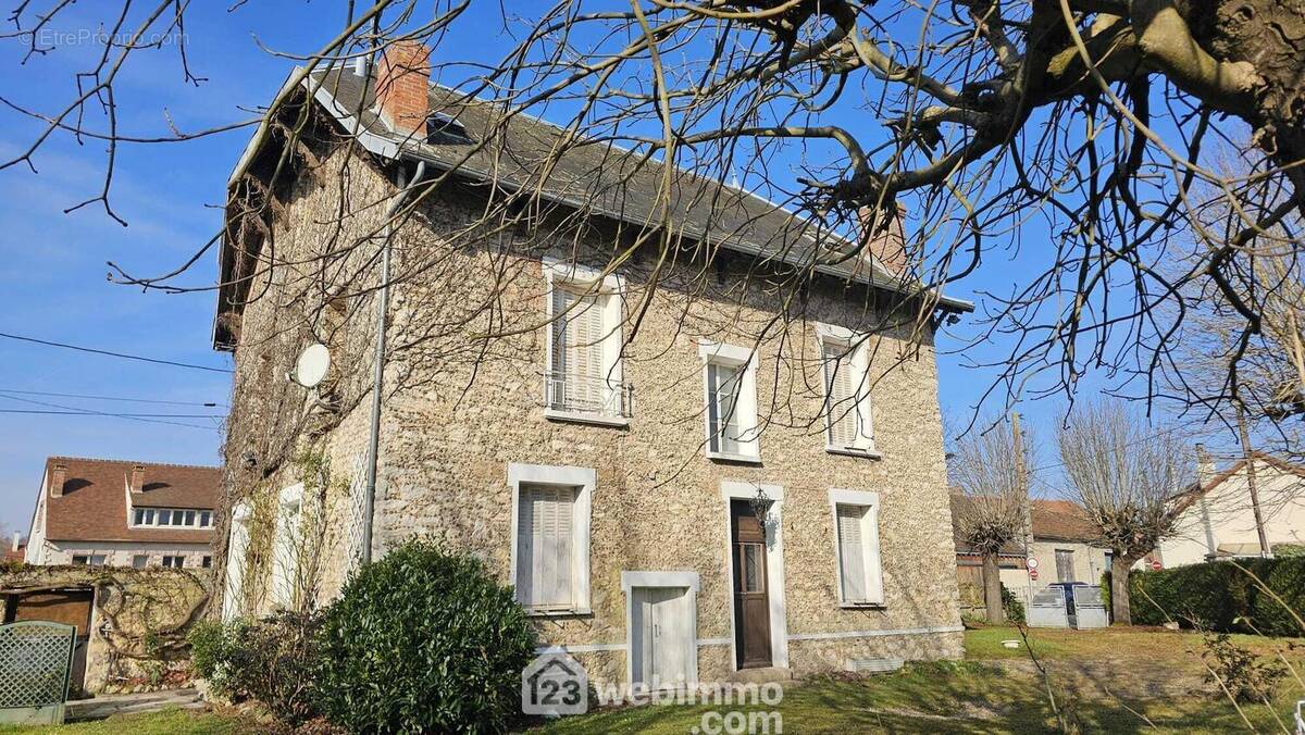 Venez découvrir cette belle maison bourgeoise de 144 m². - Maison à MILLY-LA-FORET