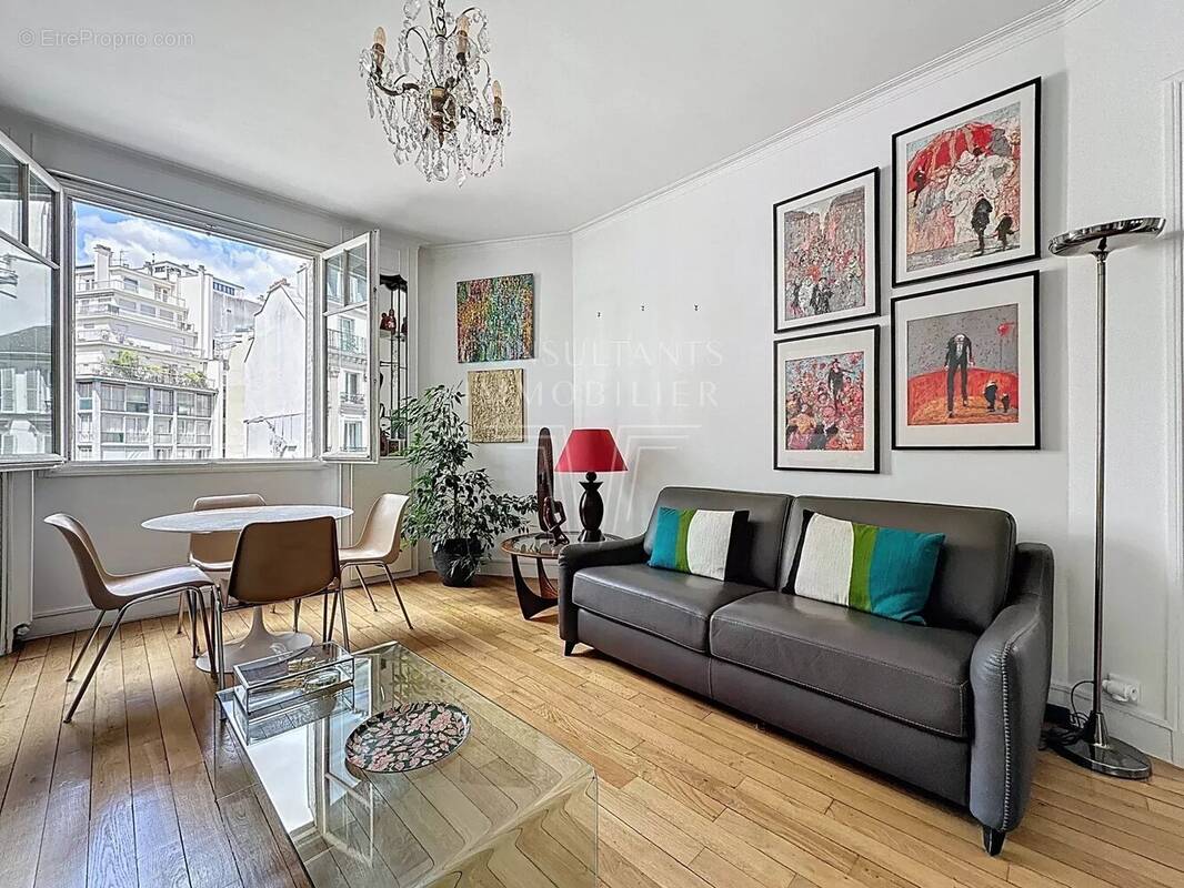 Appartement à PARIS-16E
