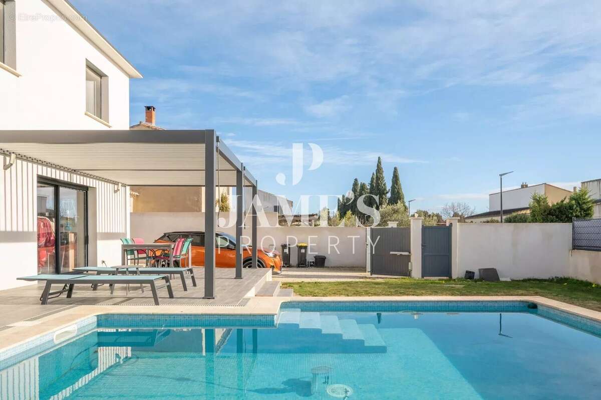 Maison à MAS-BLANC-DES-ALPILLES