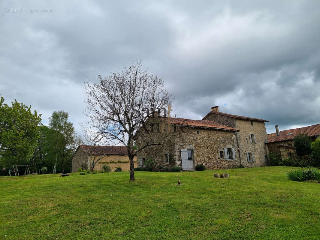 Maison à CHAMPNIERS-ET-REILHAC