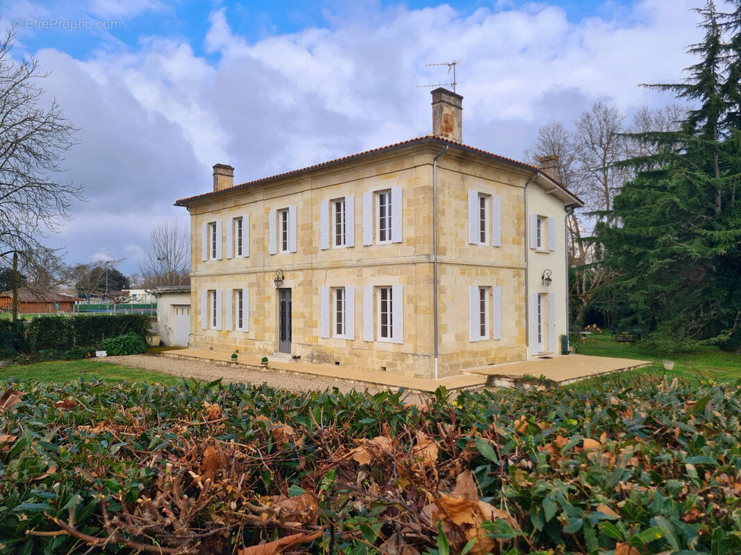 Maison à SAINT-MEDARD-DE-GUIZIERES