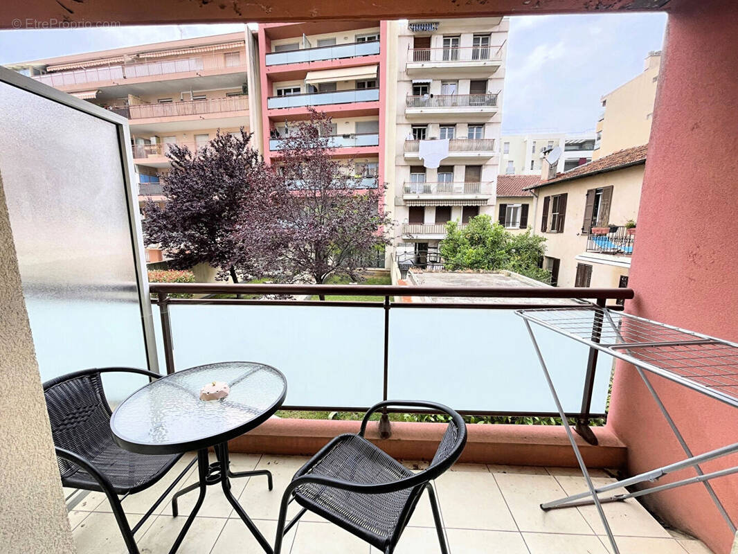 Appartement à SAINT-LAURENT-DU-VAR