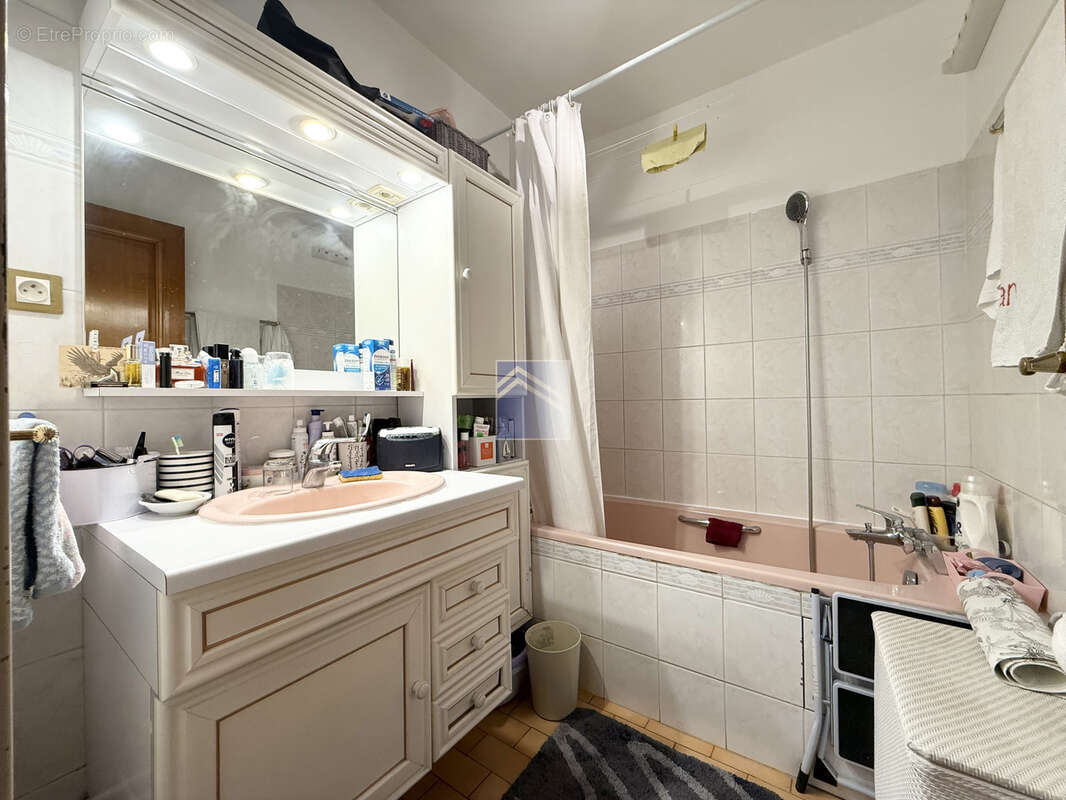Appartement à COURBEVOIE