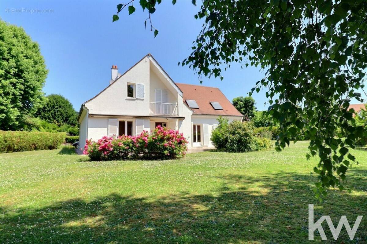 Maison à SAINT-NOM-LA-BRETECHE