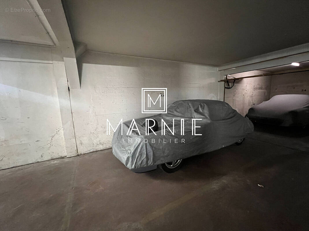 Parking à PARIS-17E