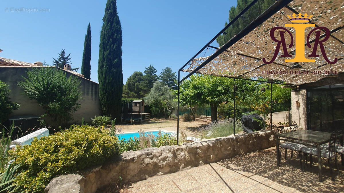 Terrasse sous pergola 01 - Maison à PERTUIS