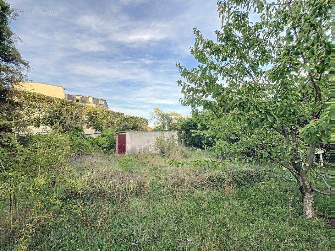Terrain à ISSY-LES-MOULINEAUX