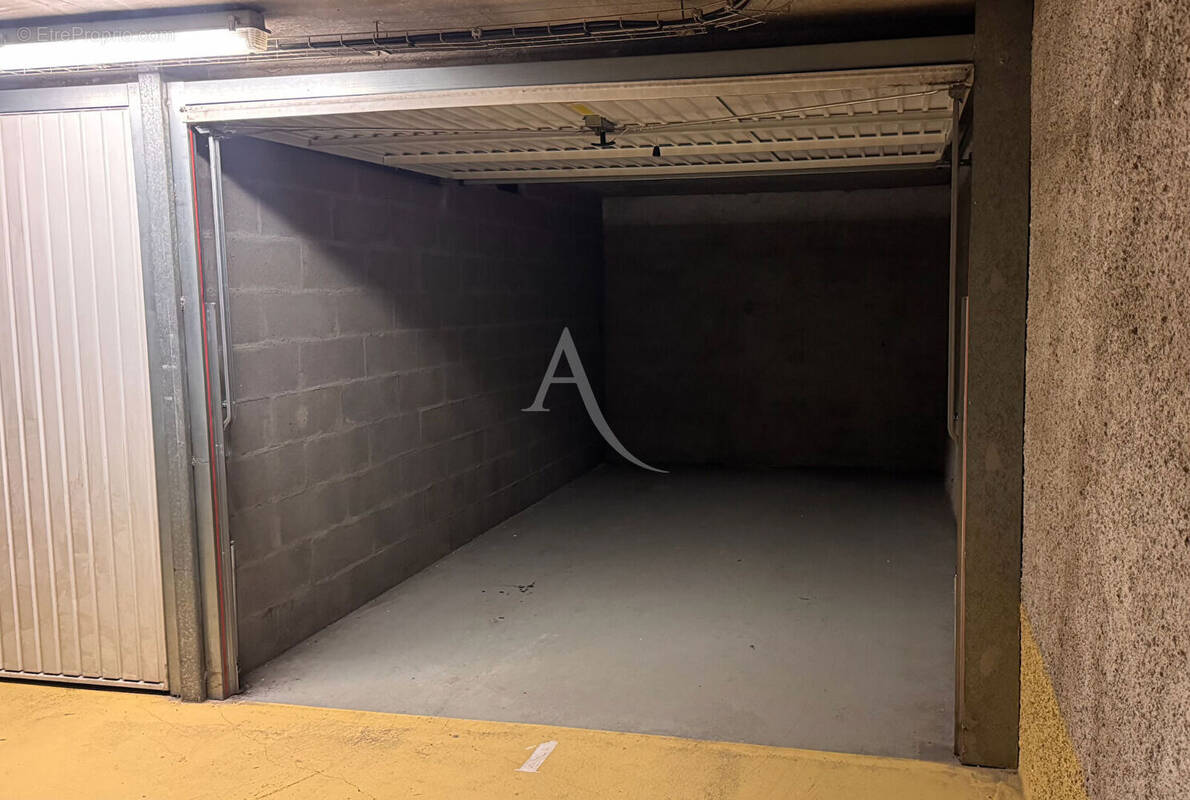 Parking à PARIS-18E