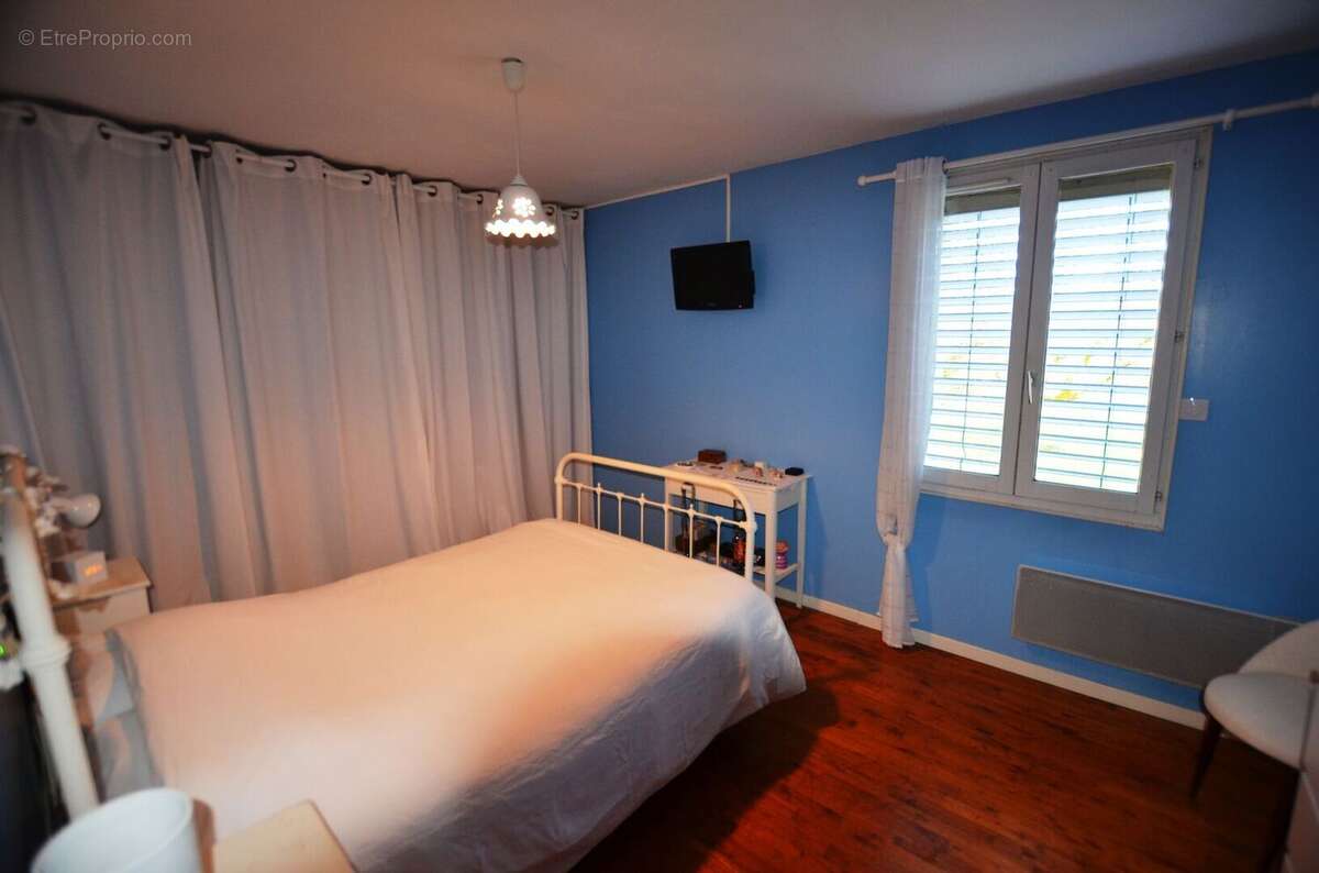 Chambre  Bedroom 201 - Maison à ORDAN-LARROQUE
