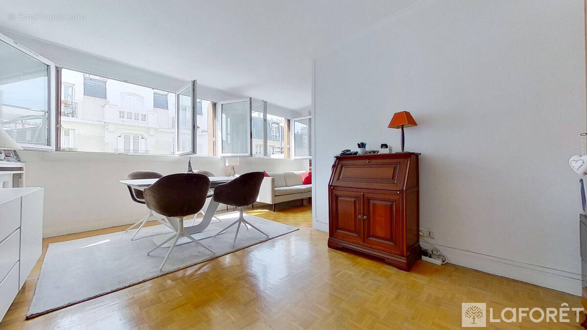 Appartement à PARIS-17E