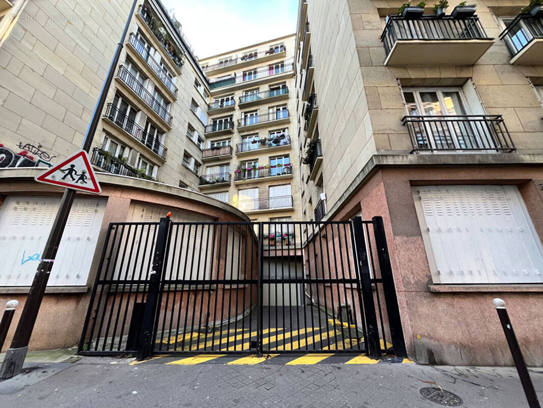 Parking à PARIS-11E