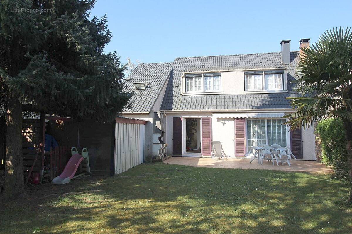 Maison à SAVIGNY-LE-TEMPLE