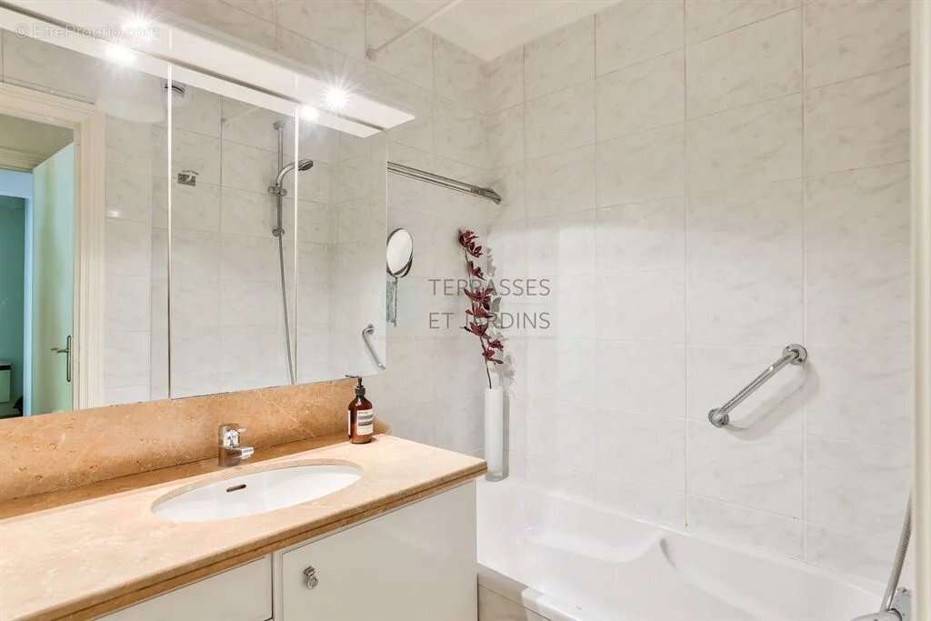 Appartement à PARIS-1E