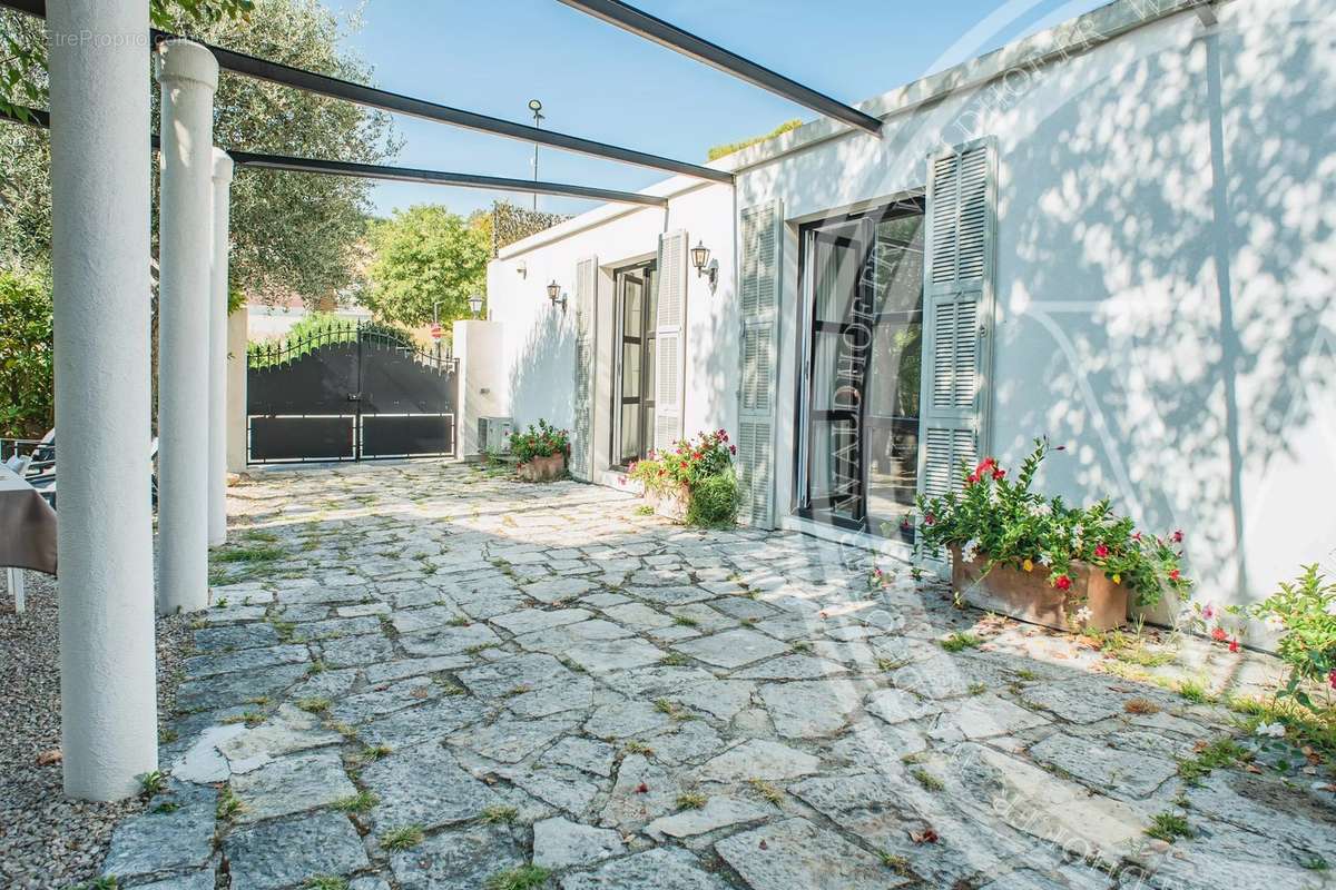 Maison à EZE