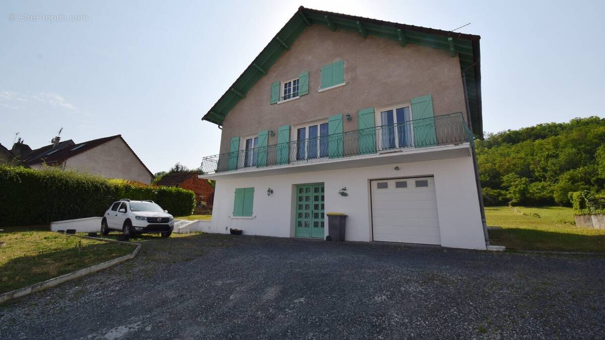 Maison à CREUZIER-LE-VIEUX