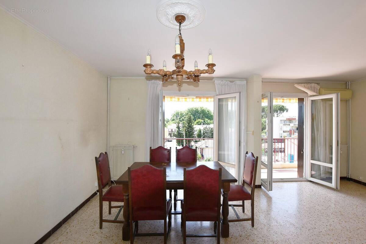 Salon - Salle à manger - Appartement à NIMES