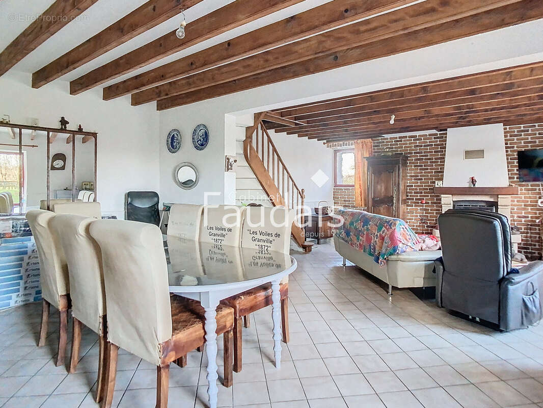 Maison à CONDE-SUR-VIRE