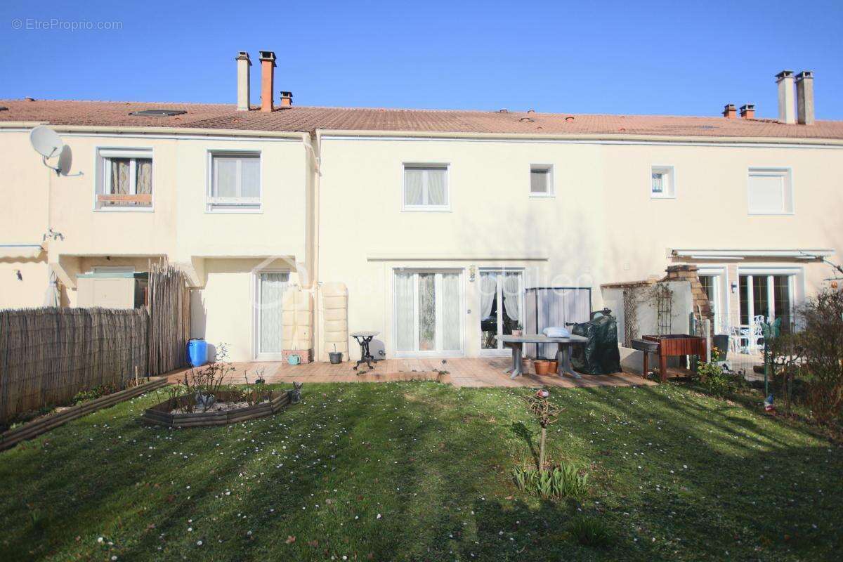 Appartement à COMBS-LA-VILLE