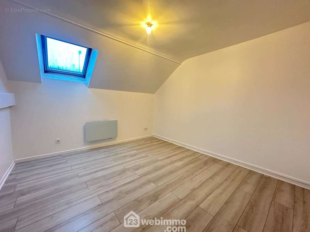 La première chambre de 15 m², les sols sont en parquet - Maison à GUISE