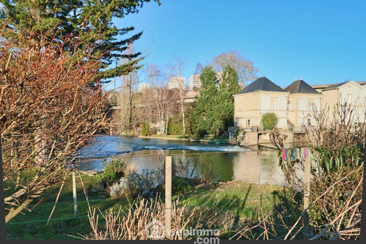 Avec vue sur le Clain. - Appartement à POITIERS