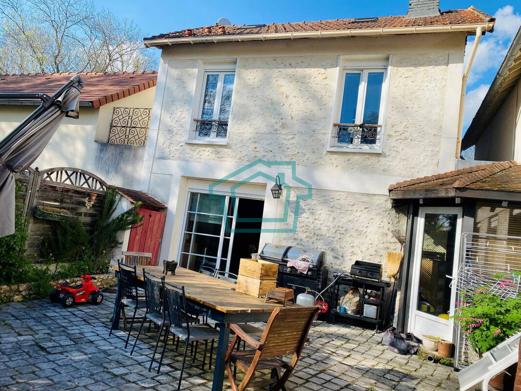 Maison à LA QUEUE-LES-YVELINES