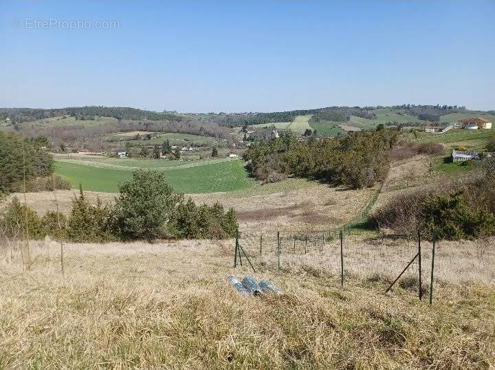 Terrain à SAINT-PIERRE-DE-CHIGNAC