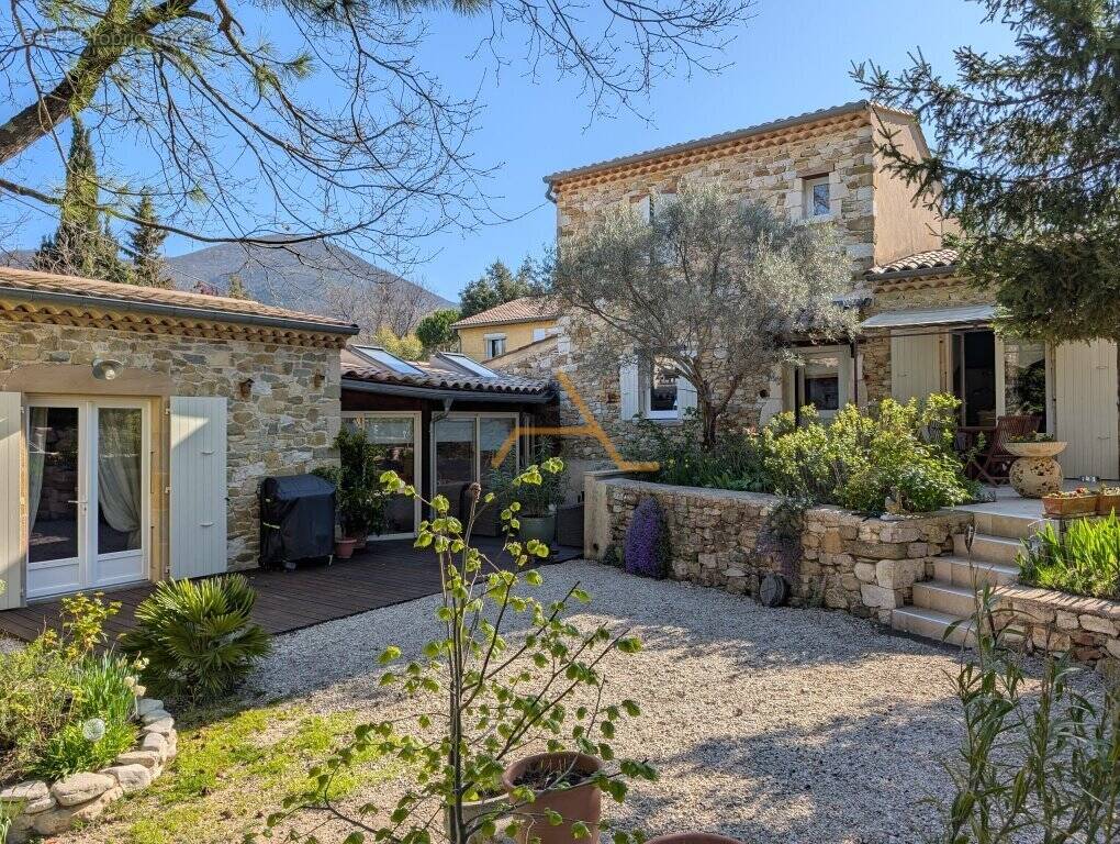 Maison à MONTJOUX