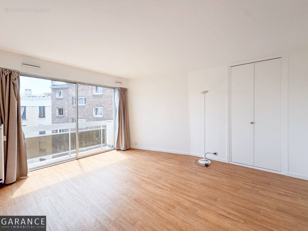 Appartement à PARIS-14E