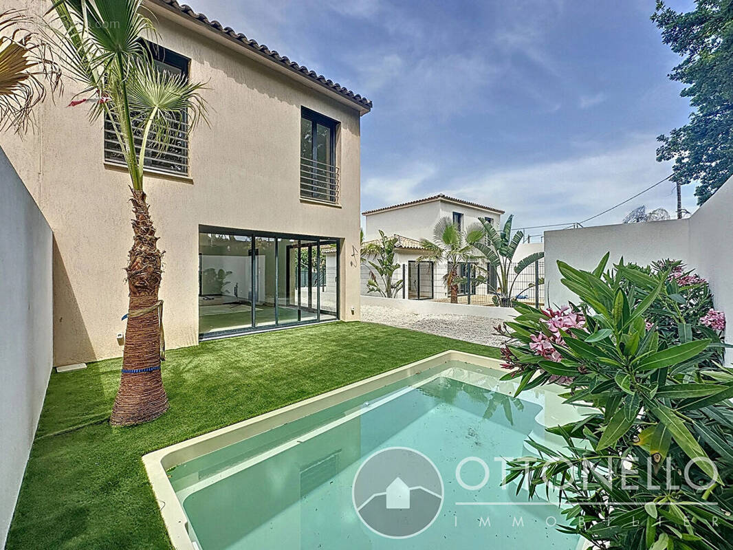 Maison à ROQUEBRUNE-SUR-ARGENS