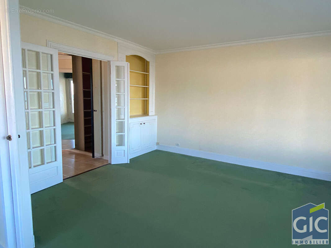 Appartement à VARAVILLE