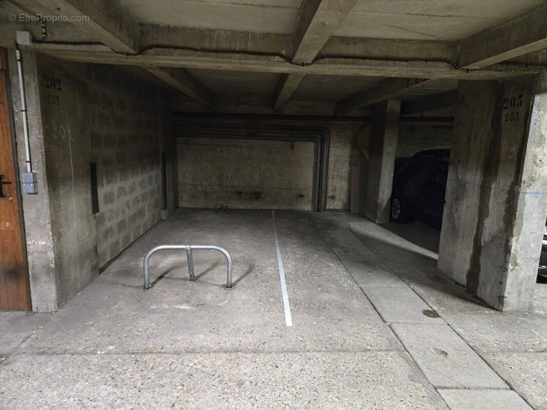 Parking à PARIS-16E