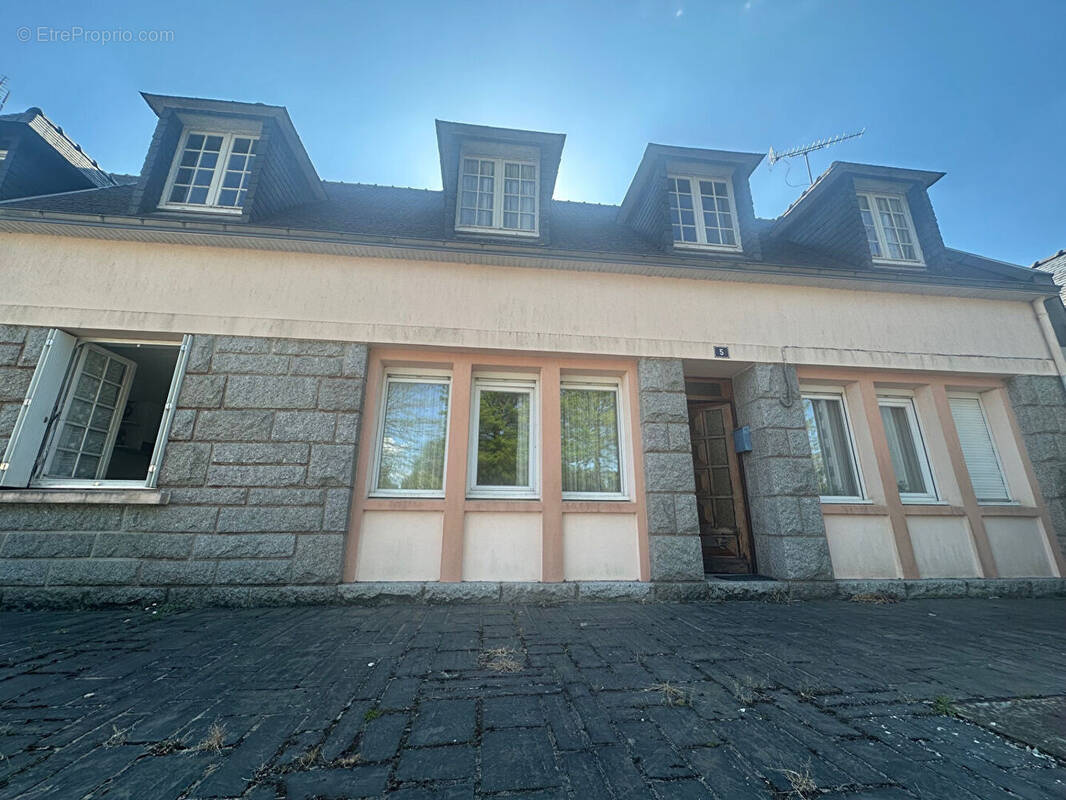 Maison à TREGOUREZ