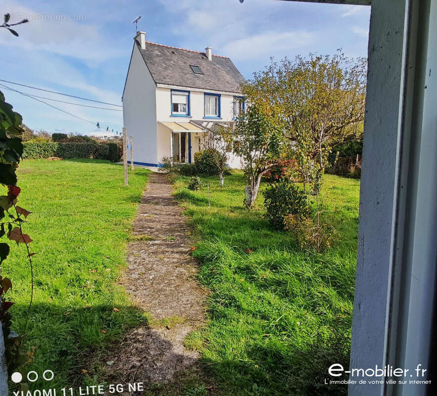 Jardin et maison vue du c abanon - Maison à GROIX