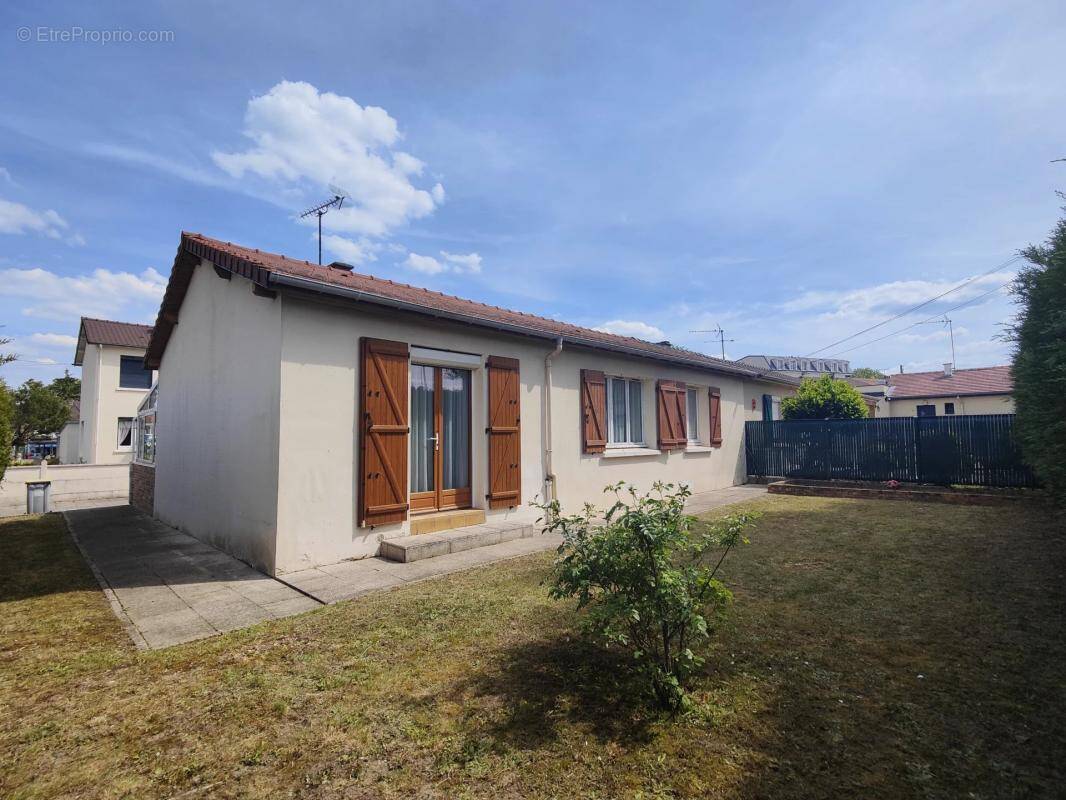 Maison à LES CLAYES-SOUS-BOIS