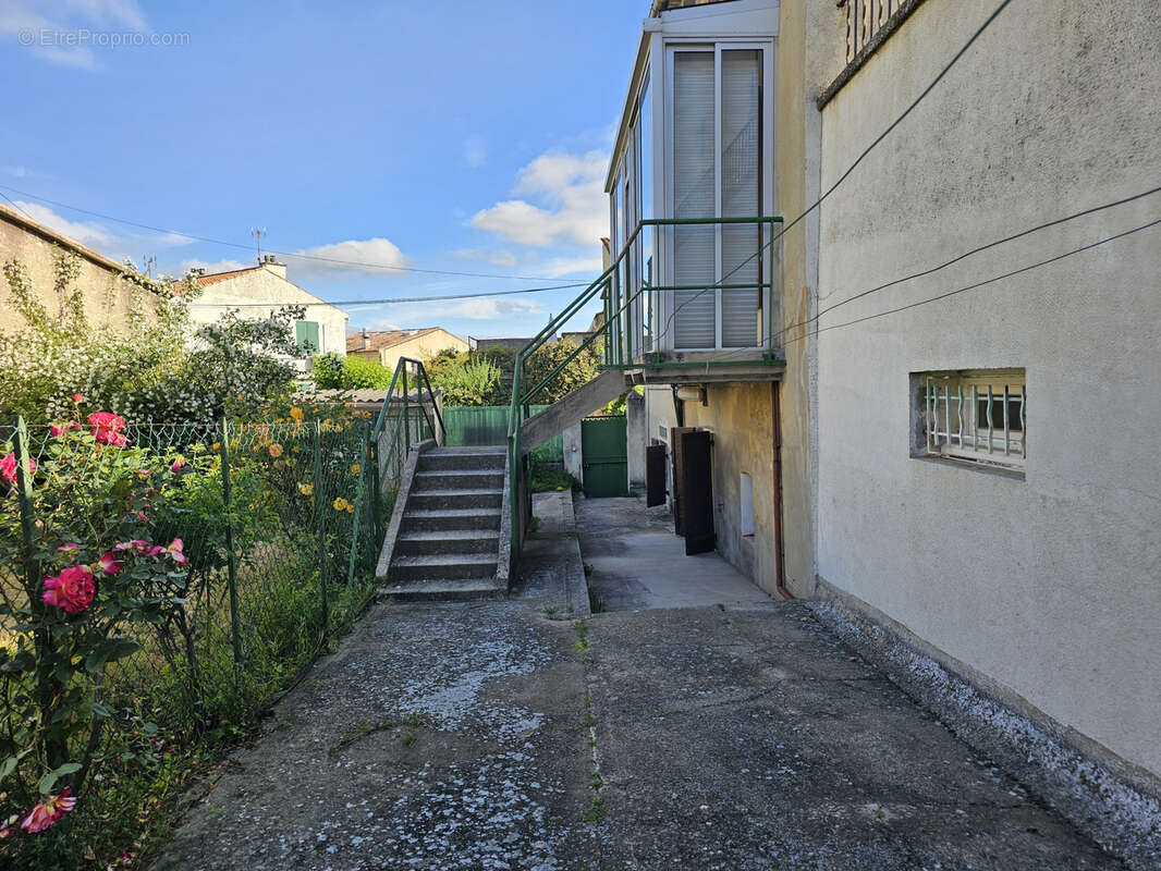 Appartement à LA ROQUE-D&#039;ANTHERON