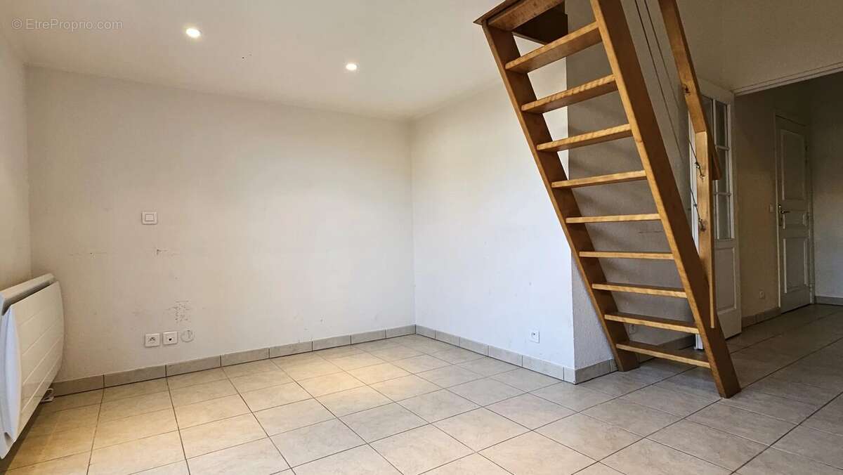 Appartement à SAINT-LAURENT-DU-VAR