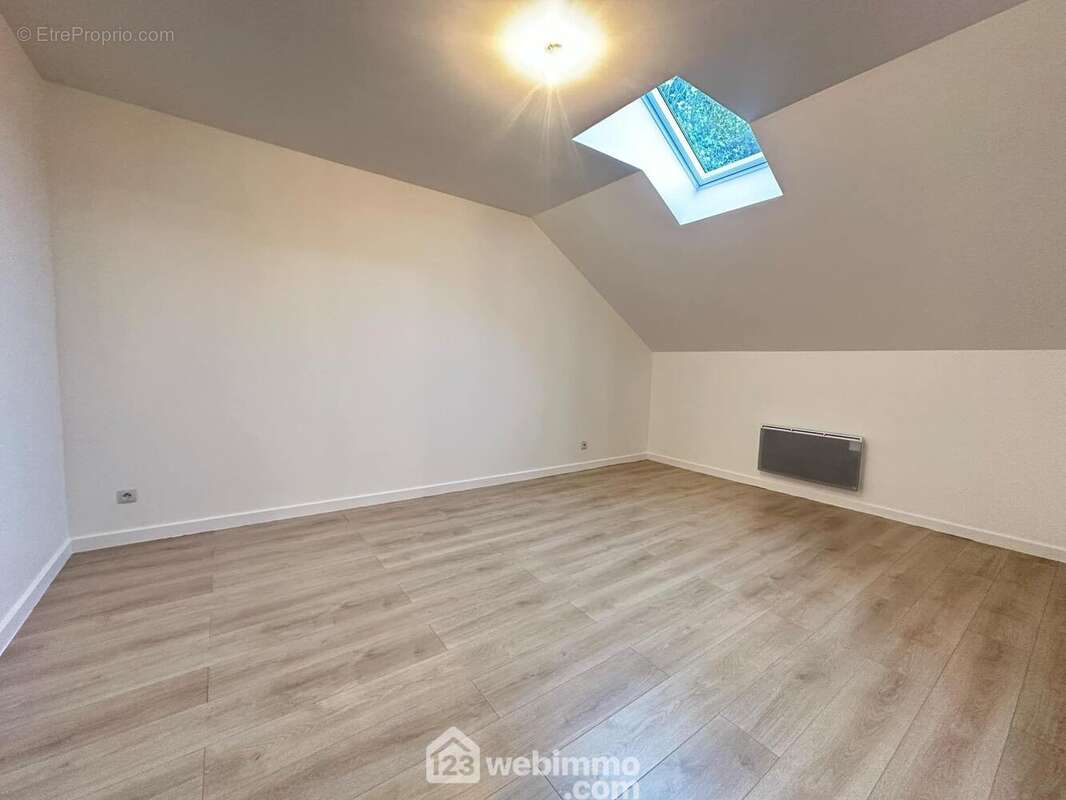 La deuxième chambre de 17 m², elle est spacieuse - Maison à GUISE