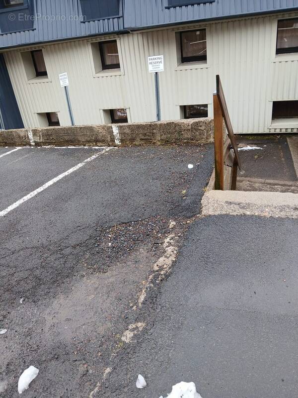 Parking à BESSE-ET-SAINT-ANASTAISE