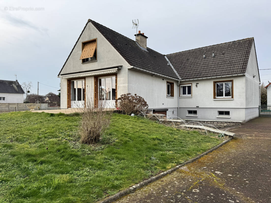 Maison à LA CHAPELLE-SAINT-MESMIN