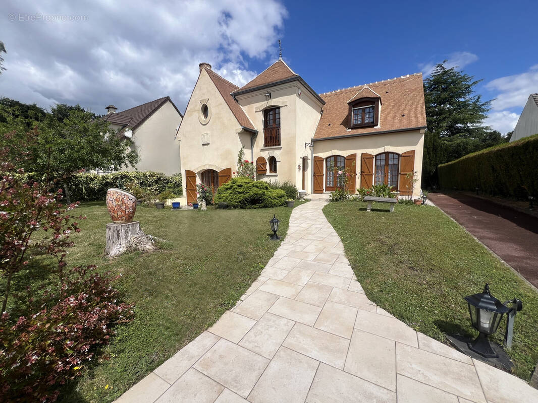Maison à VER-SUR-LAUNETTE