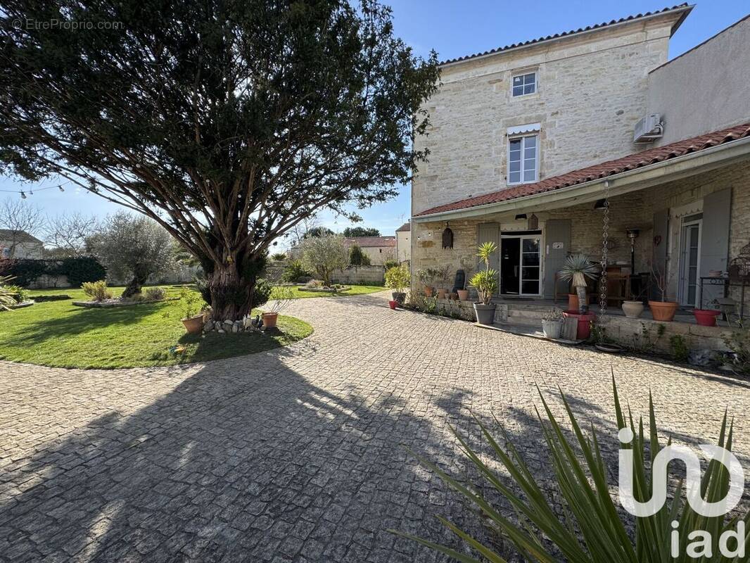 Photo 1 - Maison à SURGERES