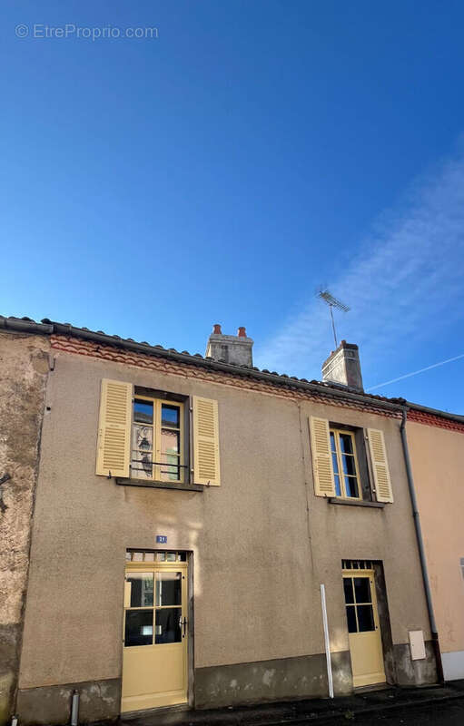 Maison à MAGNAC-LAVAL