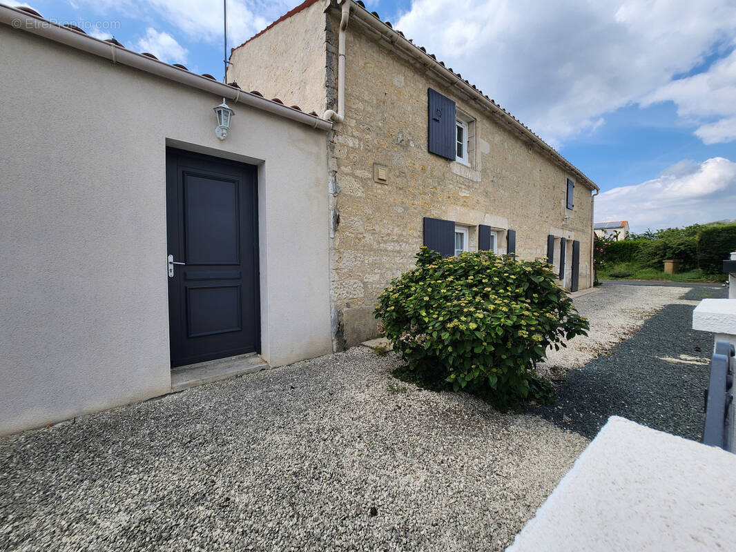 Maison à LES MAGNILS-REIGNIERS