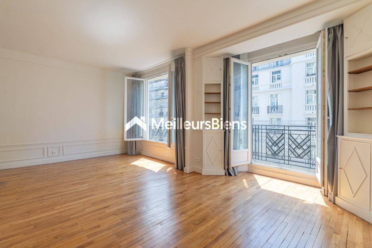 Appartement à PARIS-17E