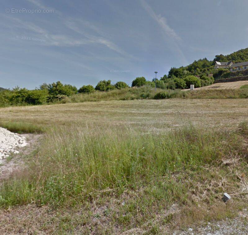 Terrain à ENTRAYGUES-SUR-TRUYERE
