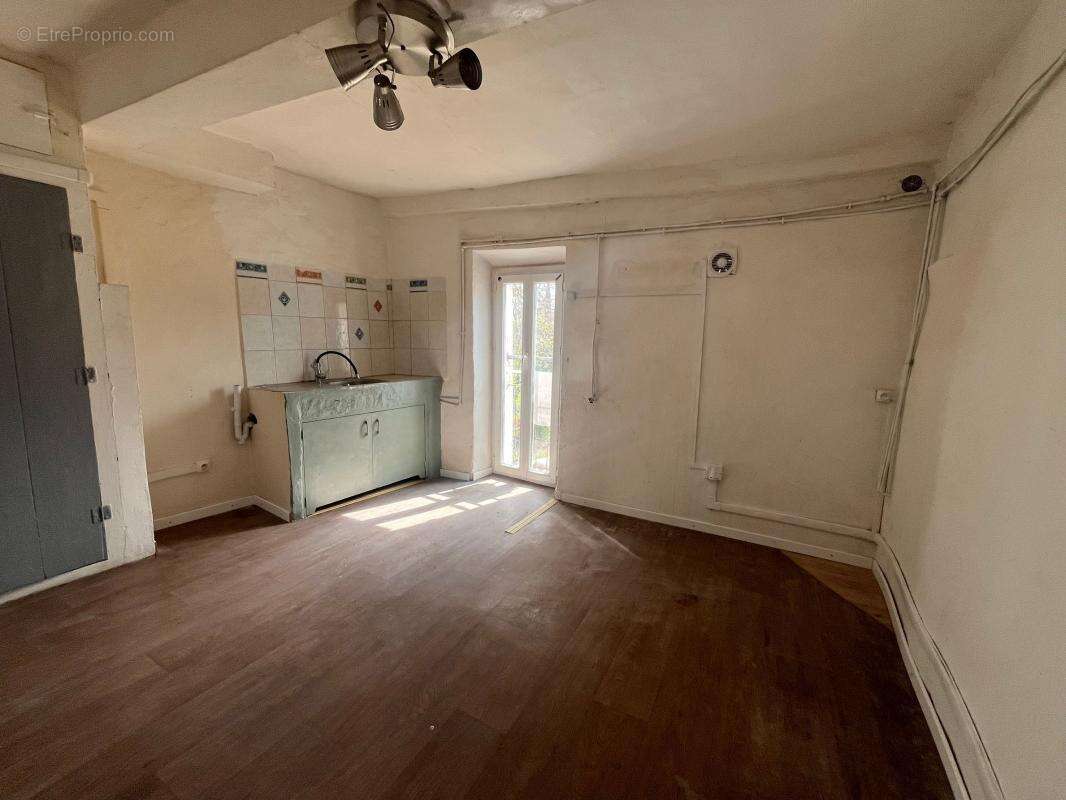 Appartement à SOLLIES-PONT